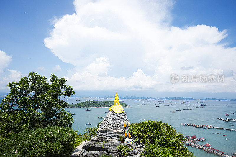 泰国湾的全景，从山和Mondop Roi Phraphutthabat佛足迹寺在岛上Ko泗昌岛